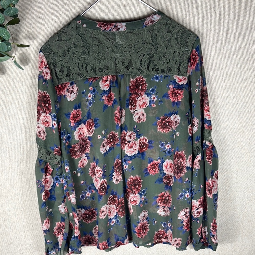 Torrid > Green Floral Sheer Lace Trim Blouse 00 - Picture 8 of 9
